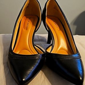 Womens size 7 Black Kitten Heel/Pump